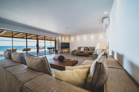  Neutral-toned lounge with modern decor