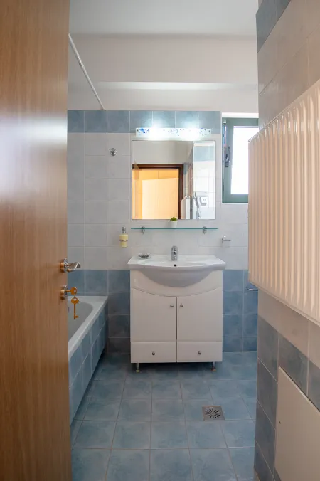  Bathroom with bathtub