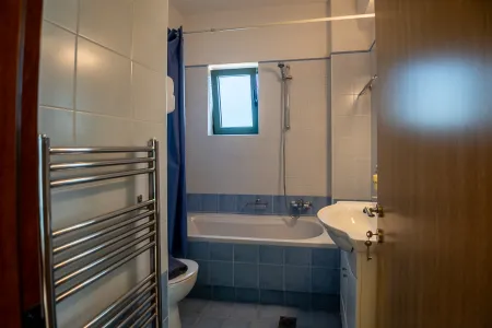  bathroom with bathtub