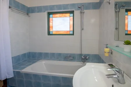  Bathroom with bathtub