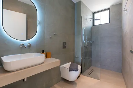  Ensuite bathroom