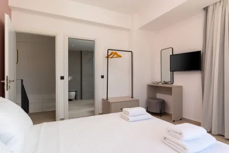 Double bedroom and ensuite bathroom
