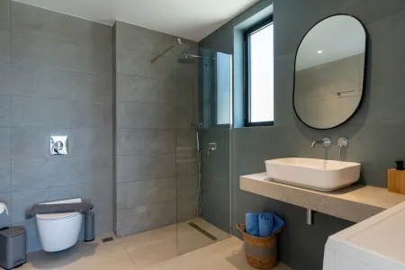  Ensuite bathroom