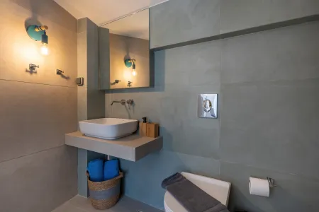  Ensuite bathroom