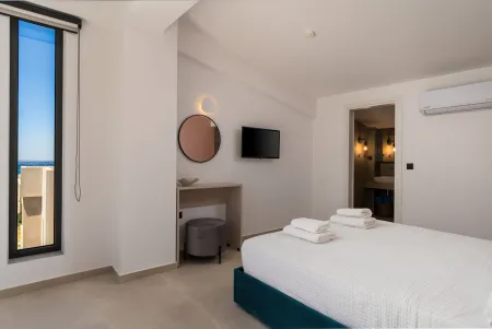  Double bedroom and ensuite bathroom