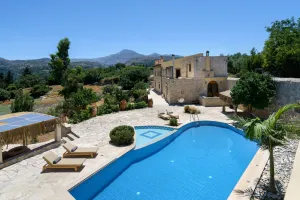 Nouvelle villa traditionnelle Myre 3, avec piscine privée et 3 appartements modernes, près de Réthymnon, Crète