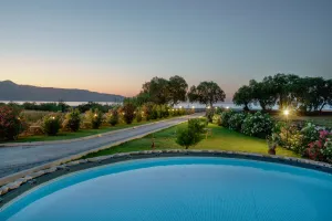 Nur 30 Meter vom Strand entfernt bietet die Villa Six Stars in Tavronitis Luxus, Privatsphäre und höchsten Komfort für Ihren Urlaub auf Kreta.
