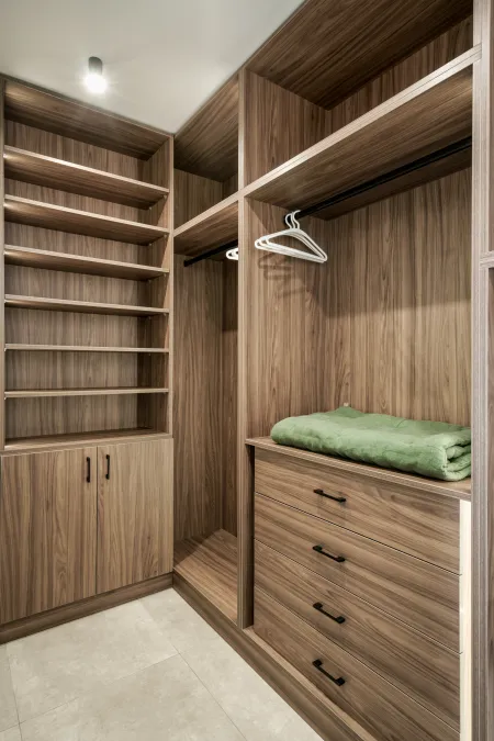  walk-in closet