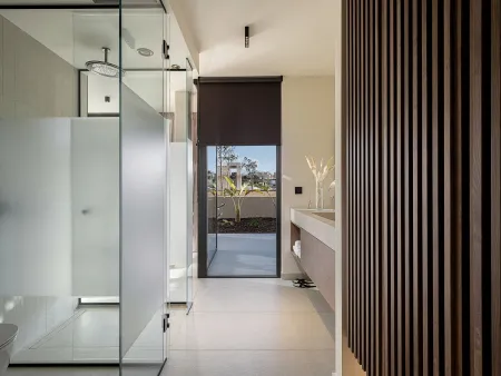  Ensuite bathroom with shower
