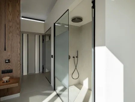 Ensuite bathroom with shower