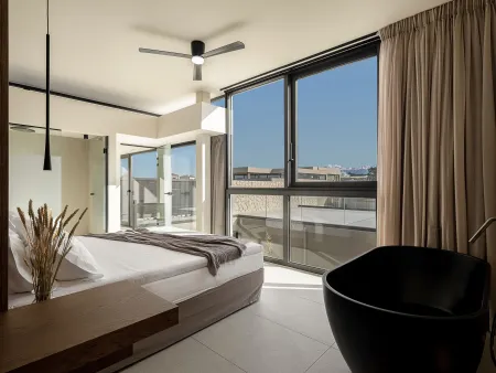  Double bedroom with bathtub