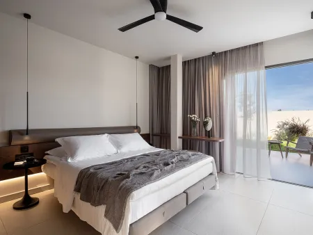  Double bedroom with terrace access