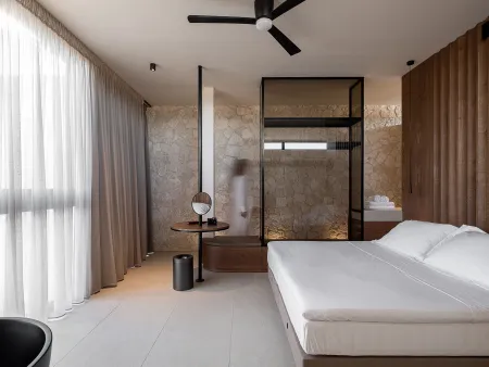  Double bedroom with bathtub