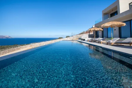  Infinity pool with sunbeds