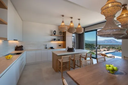  Kitchen and dining area