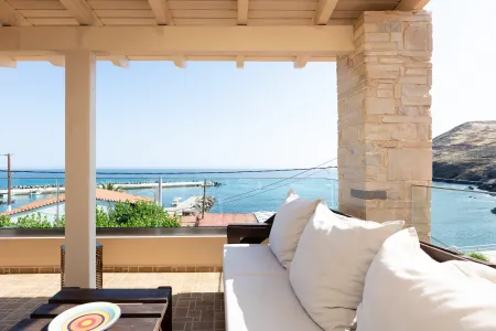  Balcony with seating