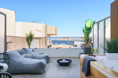 Balcony with hot tub