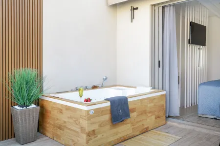  Hot Tub