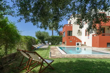  Pool Lounge