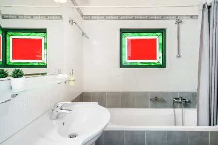  bathroom with bathtub