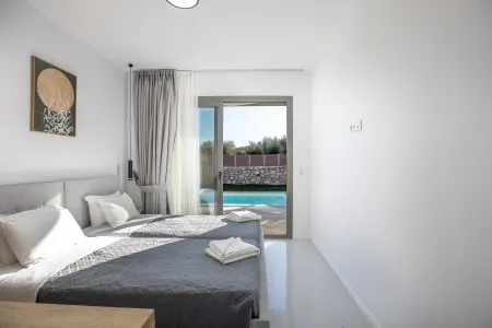  twin bedroom with pool access