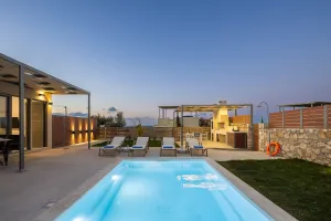 Stilvolle Familienvilla Vianello mit beheiztem Pool und Grill, in Strandnähe, in Rethymno, Kreta