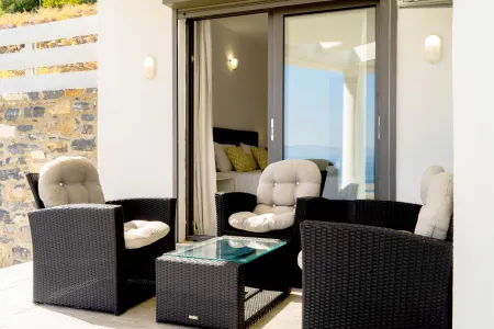  Outdoor balcony