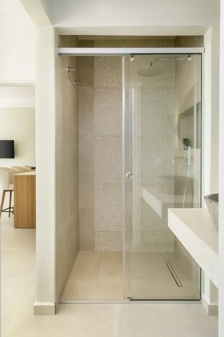  ensuite bathroom with shower