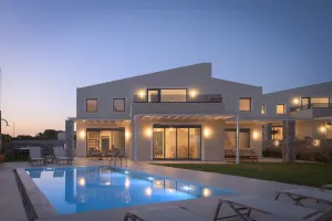 Moderne Loftvilla Rodi von Pelagia in Chania mit beheiztem Pool und Grillplatz, in Strandnähe.