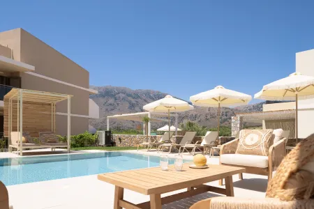  Pool side