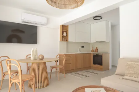  full kitchen and dining area