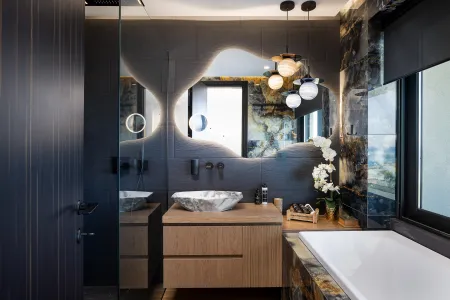    First floor ensuite bathroom