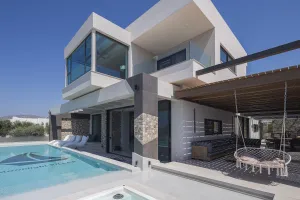 Luxuriöse Villa Calypso in Strandnähe mit privatem, beheizbarem Pool und Whirlpool – nur wenige Minuten von Restaurants und Geschäften entfernt, in Ierapetra, Kreta.