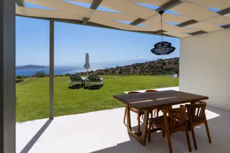  Outdoor dining area