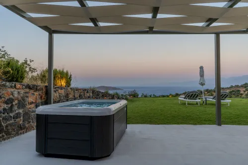  Hot tub with seaview