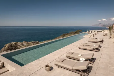  Private pool with sunbeds