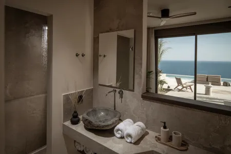 Twin Bedroom 2 with ensuite bathroom
