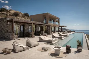 Villa de luxe Aeterna avec vue sur la mer, piscine à débordement privée et barbecue, à quelques minutes de la plage, dans le sud de la Crète