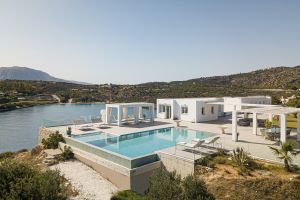 Luxusvilla Cristal mit Infinity Pool und fantastischen Aussichten aufs Meer von der Hügelspitze