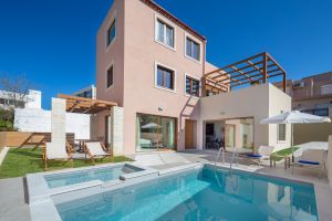 Neue Villa Theasis in beliebter Lage, absolute Privatsphäre in Agia Marina, 300 m vom Strand in Chania