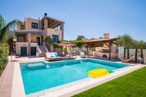 Elegant Simplicity in Home-from-home Antonia Blue Villa with Pool and Garden in 4 km from City 