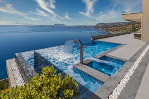 Eine luxuriöse private Villa Amphitrite an der Küste von Kreta, komplett ausgestattet mit allen modernen Annehmlichkeiten.