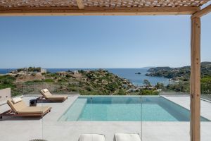 Eine schicke neue Luxusvilla Kokomo Aura mit Blick auf die Bucht von Lygaria, komplett ausgestattet mit modernen Annehmlichkeiten.
