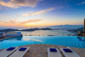 Villa Orea im Postkartenstil, griechische Landschaft, erhöhter Ort, kykladischer Infinity-Pool, Panoramablick auf Elounda