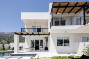 This trendy, modern villa in Plakias, Crete, is within walking distance of a sun-kissed sandy beach and numerous holiday conveniences.