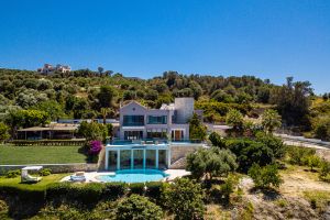 A stylish, fully equipped luxury holiday villa overlooking the Aegean Sea.