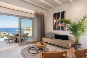 Une villa Kokomo Théa de vacances de luxe à la mode et entièrement équipée surplombant la baie idyllique de Lygaria, en Crète.
