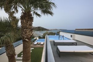 Ultimative erdige und luxuriöse Sandvilla direkt über dem Strand von Almyros mit 5 Betten und 2 privaten Pools