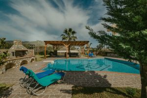 Serene Escape Villa Mirsini, privater Pool und Garten, zu Fuß zum Long Sandy Beach